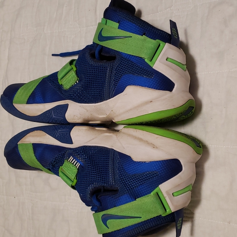 Lebron shoes - Picture 3 of 3